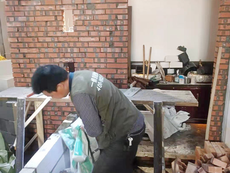 室內(nèi)水泥砌紅磚：要想在家中裝修一面紅磚砌墻，施工工人一般都會(huì)使用鋼化的方法。鋼化之后的紅磚砌墻不僅光澤度好，而且硬度還高，用指甲都不會(huì)留下什么痕跡。但是這種工藝的本身并不是膩?zhàn)?，因?yàn)槟佔(zhàn)邮亲鳛槊鎸觼?lái)打底用的，所以必須要具有一定的粗糙度、吸水性、延展性，這樣附著力才好，也不會(huì)導(dǎo)致墻漆快速干裂。在做了鋼化之后，就可以不用再上乳膠漆了。因?yàn)榧t磚砌墻的附著力和吸水性都很差，如果要比較與墻漆的好壞，從環(huán)保的角度來(lái)說(shuō)，墻漆無(wú)疑是最好的。