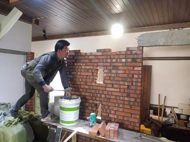 室內(nèi)水泥砌紅磚：要想在家中裝修一面紅磚砌墻，施工工人一般都會(huì)使用鋼化的方法。鋼化之后的紅磚砌墻不僅光澤度好，而且硬度還高，用指甲都不會(huì)留下什么痕跡。但是這種工藝的本身并不是膩?zhàn)?，因?yàn)槟佔(zhàn)邮亲鳛槊鎸觼?lái)打底用的，所以必須要具有一定的粗糙度、吸水性、延展性，這樣附著力才好，也不會(huì)導(dǎo)致墻漆快速干裂。在做了鋼化之后，就可以不用再上乳膠漆了。因?yàn)榧t磚砌墻的附著力和吸水性都很差，如果要比較與墻漆的好壞，從環(huán)保的角度來(lái)說(shuō)，墻漆無(wú)疑是最好的。