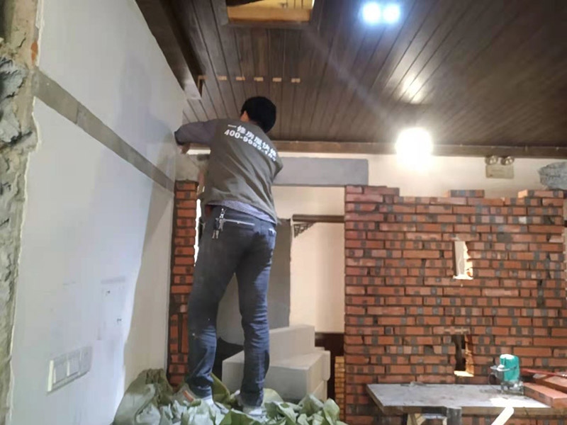 室內(nèi)水泥砌紅磚：要想在家中裝修一面紅磚砌墻，施工工人一般都會(huì)使用鋼化的方法。鋼化之后的紅磚砌墻不僅光澤度好，而且硬度還高，用指甲都不會(huì)留下什么痕跡。但是這種工藝的本身并不是膩?zhàn)樱驗(yàn)槟佔(zhàn)邮亲鳛槊鎸觼?lái)打底用的，所以必須要具有一定的粗糙度、吸水性、延展性，這樣附著力才好，也不會(huì)導(dǎo)致墻漆快速干裂。在做了鋼化之后，就可以不用再上乳膠漆了。因?yàn)榧t磚砌墻的附著力和吸水性都很差，如果要比較與墻漆的好壞，從環(huán)保的角度來(lái)說(shuō)，墻漆無(wú)疑是最好的。