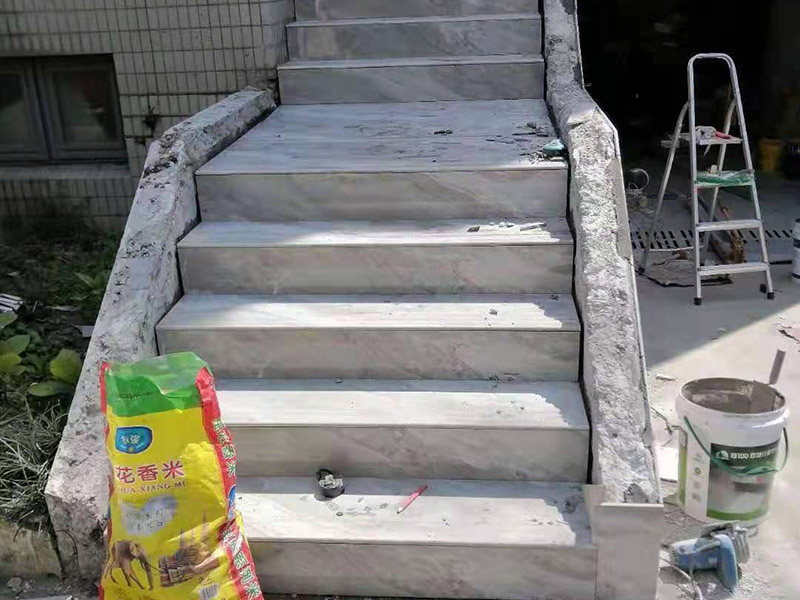 庭院防水貼磚：基層清理平整。其實不用說大家都知道開始的時候肯定是地面平整，定好大致的高度，然后整平夯實。水平定點，基層硬化。所有的造型定位之后，在規(guī)劃好的區(qū)域之內(nèi)就需要精確定點，做好標高處理，然后進行基層硬化。鋪貼透水磚，勾縫處理。做好前面的所有準備工作就可以鋪貼透水磚了，按照自己最滿意的鋪貼花式來施工即可，最后用水泥砂漿勾縫處理。