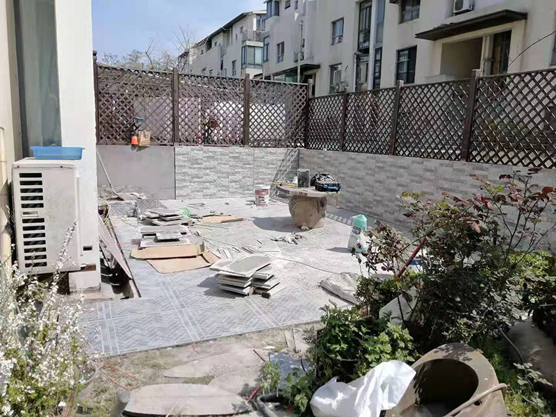 庭院防水貼磚：基層清理平整。其實不用說大家都知道開始的時候肯定是地面平整，定好大致的高度，然后整平夯實。水平定點，基層硬化。所有的造型定位之后，在規(guī)劃好的區(qū)域之內(nèi)就需要精確定點，做好標高處理，然后進行基層硬化。鋪貼透水磚，勾縫處理。做好前面的所有準備工作就可以鋪貼透水磚了，按照自己最滿意的鋪貼花式來施工即可，最后用水泥砂漿勾縫處理。