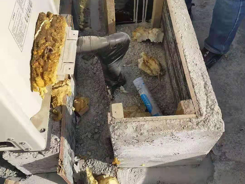 屋頂水管拆除改造：屋頂有很多的低矮的管道，其實是和其他住戶不相連的。這些是屋頂保溫層的排氣口。保溫層在施工時難免會有水分留在里面，施工結(jié)束后長期暴曬于屋頂，如果水汽排不出會造成屋頂起鼓開裂。所以在工程上要求有一定間隔的排氣口。 用水泥砂漿找平,同時做好防水層和保護層,然后,檢查基層處理并進行清理,要求不能有任何雜質(zhì),且屋面必須保持干燥,否則會直接影響防水效果,最后,根據(jù)當天的施工量配置相應的瀝青,并參照從高到低、從遠到近的順序,開始鋪貼屋面防水卷材。