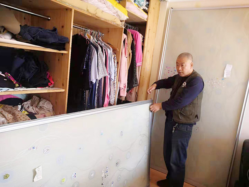 移門滑軌維修：用螺絲刀把滑輪卸下，檢查滑輪無法轉(zhuǎn)動(dòng)原因，如果是生銹了，可以先涂點(diǎn)黃油，讓它自己滑動(dòng)一下，可以增加靈活性;如果不行，請直接更換一個(gè)滑輪。 先借用工具取一個(gè)邊框和下封，用固定螺絲固定，把固定好的邊框放置地上，然后把移門板排列在邊框上面。 取另外一根邊框，接著卡入排列好的移門板上，用螺絲固定下封和邊框，一定要?dú)w哪個(gè)緊，不要讓它松動(dòng)。 卡入上封，用螺絲固定，同時(shí)固定好上滑輪，等待上下螺絲都固定好后，用牽引螺絲，把下滑輪固定在下封內(nèi)，整個(gè)過程維修好。