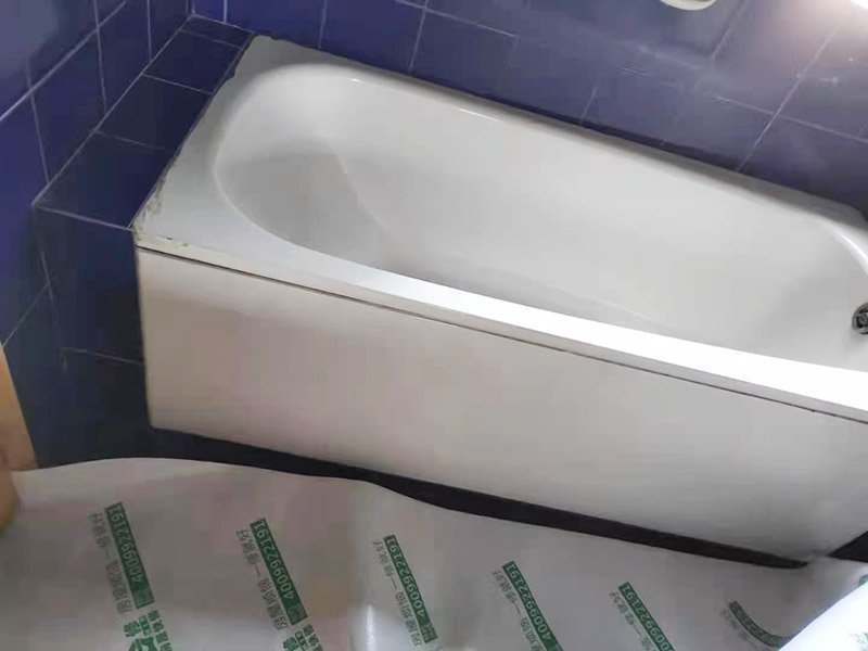 浴缸防水安裝施工：在安放浴缸時(shí)注意下水口的另一端要略高于下水口的一端，以便將來(lái)排污不暢。這一點(diǎn)要因情況而定。鑄鐵的浴缸雖然結(jié)實(shí)，但其導(dǎo)熱性非常的快，應(yīng)使用中河沙，在浴缸的底部鋪牢、砸實(shí)。 浴缸裙的貼磚是不需要抓毛的，砌好紅磚的臺(tái)子，在表面抹一層水泥砂漿，然后等兩天再來(lái)貼磚即可，貼磚很麻煩，由于地面留了坡度，而浴缸是平的，所以每一塊大磚都要打磨成不同的尺寸，不可以一次打磨很多，容易磨多了，要反復(fù)磨。磚的上邊要塞入浴缸的圓邊下，這樣才不會(huì)形成陽(yáng)角。