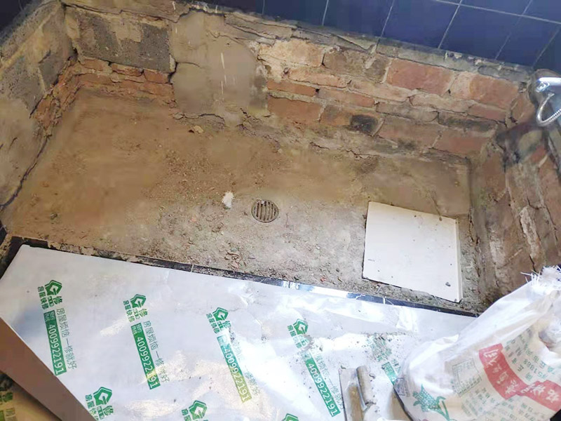 浴缸防水安裝施工：在安放浴缸時(shí)注意下水口的另一端要略高于下水口的一端，以便將來(lái)排污不暢。這一點(diǎn)要因情況而定。鑄鐵的浴缸雖然結(jié)實(shí)，但其導(dǎo)熱性非常的快，應(yīng)使用中河沙，在浴缸的底部鋪牢、砸實(shí)。 浴缸裙的貼磚是不需要抓毛的，砌好紅磚的臺(tái)子，在表面抹一層水泥砂漿，然后等兩天再來(lái)貼磚即可，貼磚很麻煩，由于地面留了坡度，而浴缸是平的，所以每一塊大磚都要打磨成不同的尺寸，不可以一次打磨很多，容易磨多了，要反復(fù)磨。磚的上邊要塞入浴缸的圓邊下，這樣才不會(huì)形成陽(yáng)角。