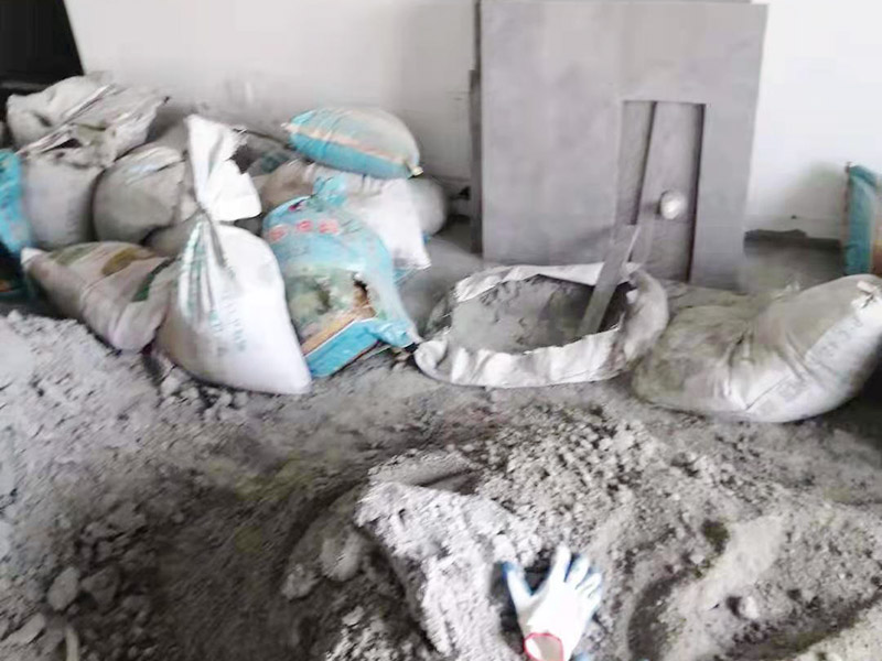 客廳地面貼磚：首先要把基層用水澆濕，除去雜物和浮沙。再抹結(jié)合層，需要注意的是要使用1：3的干性水泥漿，按照水平線探鋪平整，然后再把磚放在沙漿上用膠皮錘振實(shí)。這時(shí)再把地面磚取下澆抹水泥漿，然后把地面磚放實(shí)振平就可以了。采用干鋪法可以有效地避免鋪裝過程中造成的空鼓、氣泡等現(xiàn)象發(fā)生。但是干鋪法的技術(shù)含量比較高，所以費(fèi)用也會(huì)比較貴。