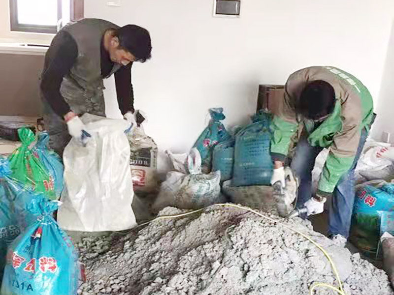 客廳地面貼磚：首先要把基層用水澆濕，除去雜物和浮沙。再抹結(jié)合層，需要注意的是要使用1：3的干性水泥漿，按照水平線探鋪平整，然后再把磚放在沙漿上用膠皮錘振實(shí)。這時(shí)再把地面磚取下澆抹水泥漿，然后把地面磚放實(shí)振平就可以了。采用干鋪法可以有效地避免鋪裝過程中造成的空鼓、氣泡等現(xiàn)象發(fā)生。但是干鋪法的技術(shù)含量比較高，所以費(fèi)用也會(huì)比較貴。