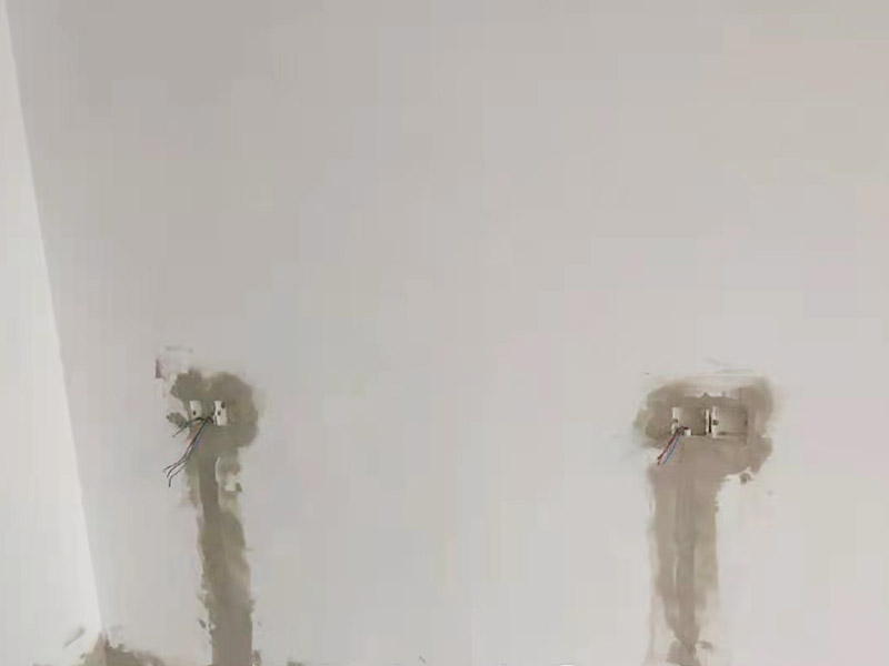 墻面電路開槽安裝：首先確定水電開槽的線路走向；然后施工隊安線路沿著地面或者墻面開槽；接入線管和暗盒；檢測電路面對水路進行測壓；抹平線槽；最后對水路開槽進行平面安裝。 注意在確定線路走向的時候，避免線路過多交叉，開槽走管的路線要橫平豎直。開暗槽的時候，要注意房屋的承重墻的鋼筋粗細，不要切到；開槽的深度寬度也要把握好，根據(jù)房屋結(jié)構(gòu)決定；電路接頭不要裸露在外面；穿管不能使用軟管；