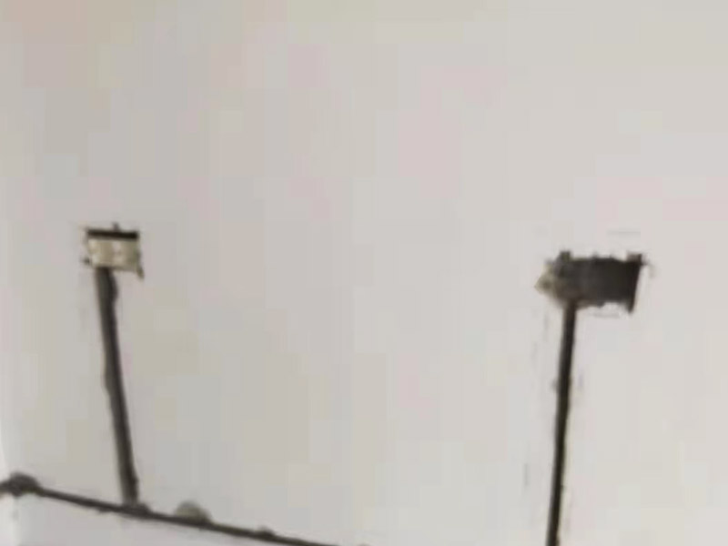 墻面電路開槽安裝：首先確定水電開槽的線路走向；然后施工隊安線路沿著地面或者墻面開槽；接入線管和暗盒；檢測電路面對水路進行測壓；抹平線槽；最后對水路開槽進行平面安裝。 注意在確定線路走向的時候，避免線路過多交叉，開槽走管的路線要橫平豎直。開暗槽的時候，要注意房屋的承重墻的鋼筋粗細，不要切到；開槽的深度寬度也要把握好，根據(jù)房屋結(jié)構(gòu)決定；電路接頭不要裸露在外面；穿管不能使用軟管；