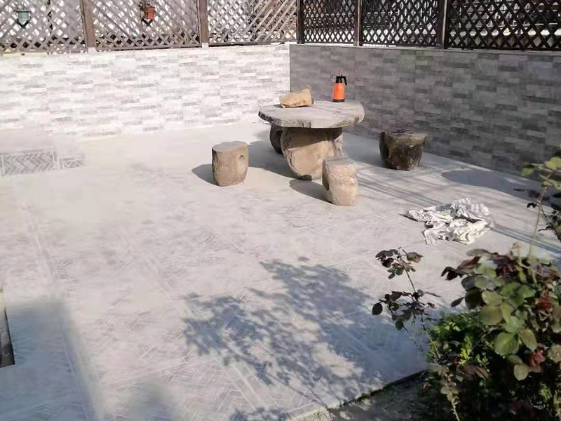 庭院貼磚施工:基層清理&rarr;貼灰餅&rarr;標筋&rarr;鋪結(jié)合層砂漿&rarr;彈線&rarr;鋪磚&rarr;壓平拔縫&rarr;嵌縫&rarr;養(yǎng)護 將選配好的磚清洗干凈后，放入清水中浸泡2～3小時后取出晾干備用。結(jié)合層做完彈線后，接著按順序鋪磚。 鋪磚時應抹墊水泥濕漿，按線先鋪縱橫定位帶， 定位帶各相隔15～20塊磚，然后從里往外退著鋪定位帶內(nèi)地磚，將地面磚鋪貼平整密實。 壓平、拔縫：每鋪完一個段落，用噴壺略灑水，15分鐘左右用木錘和硬木拍板按鋪磚順序錘拍一遍，不得遺漏，邊壓實邊用水平尺找平， 壓實后拉通線撫縱縫后橫縫進行拔縫調(diào)直，使縫口平直、貫通、調(diào)縫后再用木錘拍板砸平，即將縫內(nèi)余漿或磚面上的灰漿擦擦去。