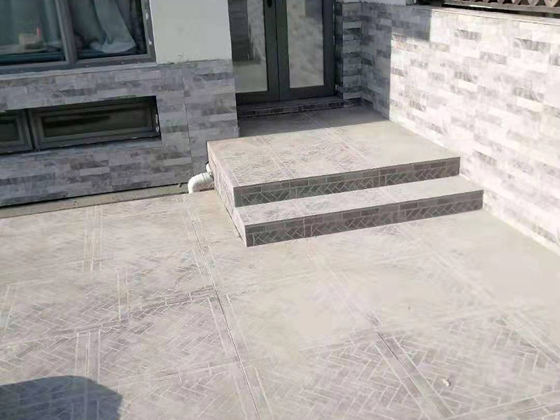 庭院貼磚施工:基層清理&rarr;貼灰餅&rarr;標筋&rarr;鋪結(jié)合層砂漿&rarr;彈線&rarr;鋪磚&rarr;壓平拔縫&rarr;嵌縫&rarr;養(yǎng)護 將選配好的磚清洗干凈后，放入清水中浸泡2～3小時后取出晾干備用。結(jié)合層做完彈線后，接著按順序鋪磚。 鋪磚時應抹墊水泥濕漿，按線先鋪縱橫定位帶， 定位帶各相隔15～20塊磚，然后從里往外退著鋪定位帶內(nèi)地磚，將地面磚鋪貼平整密實。 壓平、拔縫：每鋪完一個段落，用噴壺略灑水，15分鐘左右用木錘和硬木拍板按鋪磚順序錘拍一遍，不得遺漏，邊壓實邊用水平尺找平， 壓實后拉通線撫縱縫后橫縫進行拔縫調(diào)直，使縫口平直、貫通、調(diào)縫后再用木錘拍板砸平，即將縫內(nèi)余漿或磚面上的灰漿擦擦去。