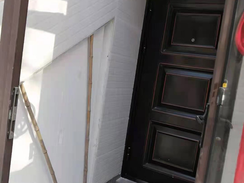 庭院貼磚施工:基層清理&rarr;貼灰餅&rarr;標筋&rarr;鋪結(jié)合層砂漿&rarr;彈線&rarr;鋪磚&rarr;壓平拔縫&rarr;嵌縫&rarr;養(yǎng)護 將選配好的磚清洗干凈后，放入清水中浸泡2～3小時后取出晾干備用。結(jié)合層做完彈線后，接著按順序鋪磚。 鋪磚時應抹墊水泥濕漿，按線先鋪縱橫定位帶， 定位帶各相隔15～20塊磚，然后從里往外退著鋪定位帶內(nèi)地磚，將地面磚鋪貼平整密實。 壓平、拔縫：每鋪完一個段落，用噴壺略灑水，15分鐘左右用木錘和硬木拍板按鋪磚順序錘拍一遍，不得遺漏，邊壓實邊用水平尺找平， 壓實后拉通線撫縱縫后橫縫進行拔縫調(diào)直，使縫口平直、貫通、調(diào)縫后再用木錘拍板砸平，即將縫內(nèi)余漿或磚面上的灰漿擦擦去。