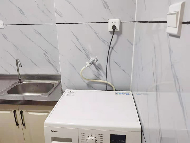 出租房廚房墻貼微晶板：將粘有圖案的轉(zhuǎn)移膜輕輕的撕離圖案的底紙，如果圖案有沒粘在轉(zhuǎn)移膜上的地方，可以用小刀輔助一下。先將轉(zhuǎn)移膜剪下的邊角料挑選個墻角的墻面測試一下墻面的性能，確定墻面沒問題后再粘貼。如果墻面掉粉或在撕下轉(zhuǎn)移膜時會連同墻面漆一起粘下，請?zhí)幚砗笤龠M行粘貼?！≠N圖案的時候，可以先將轉(zhuǎn)移膜的一角先粘在墻上，然后慢慢的將粘有圖案的轉(zhuǎn)移膜順著向下的方向貼在墻上，接著用卡片由圖案中間向四周的方向反復劃幾下，使墻貼更好粘在墻壁。