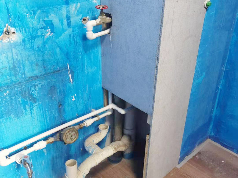 出租房廚房墻貼微晶板：將粘有圖案的轉(zhuǎn)移膜輕輕的撕離圖案的底紙，如果圖案有沒粘在轉(zhuǎn)移膜上的地方，可以用小刀輔助一下。先將轉(zhuǎn)移膜剪下的邊角料挑選個墻角的墻面測試一下墻面的性能，確定墻面沒問題后再粘貼。如果墻面掉粉或在撕下轉(zhuǎn)移膜時會連同墻面漆一起粘下，請?zhí)幚砗笤龠M行粘貼?！≠N圖案的時候，可以先將轉(zhuǎn)移膜的一角先粘在墻上，然后慢慢的將粘有圖案的轉(zhuǎn)移膜順著向下的方向貼在墻上，接著用卡片由圖案中間向四周的方向反復劃幾下，使墻貼更好粘在墻壁。