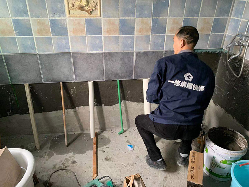 墻面貼瓷磚維修:首先將沙子和水泥按照3：1的比例混合后兌少量的水，使水泥和沙子混合到可以用手攥成團(tuán)的黏稠度,在鋪磚之前先將要鋪的地方用水潑濕。將開始和好的水泥和沙子鏟到你要鋪瓷磚的地方,鏟完以后用小鏟子初步抹平,然后用一根小平板抹平表面，然后瓷磚背后抹上開始和好的那盆比較稠的水泥漿。再將抹好水泥的磚小心平放到要鋪的地方，注意對(duì)縫。再用橡膠小榔頭敲實(shí)，用水平尺找平。最后在側(cè)邊用小榔頭的把手堵嚴(yán)實(shí)。