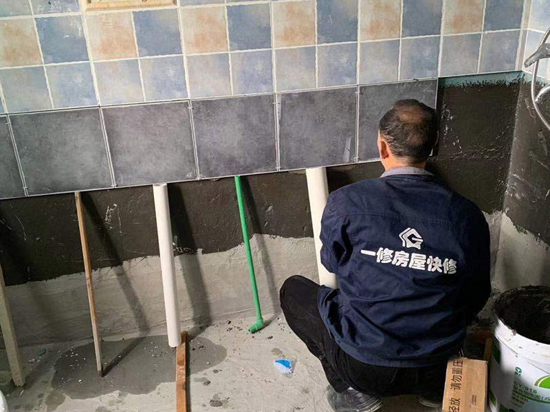 墻面貼瓷磚維修:首先將沙子和水泥按照3：1的比例混合后兌少量的水，使水泥和沙子混合到可以用手攥成團(tuán)的黏稠度,在鋪磚之前先將要鋪的地方用水潑濕。將開始和好的水泥和沙子鏟到你要鋪瓷磚的地方,鏟完以后用小鏟子初步抹平,然后用一根小平板抹平表面，然后瓷磚背后抹上開始和好的那盆比較稠的水泥漿。再將抹好水泥的磚小心平放到要鋪的地方，注意對(duì)縫。再用橡膠小榔頭敲實(shí)，用水平尺找平。最后在側(cè)邊用小榔頭的把手堵嚴(yán)實(shí)。