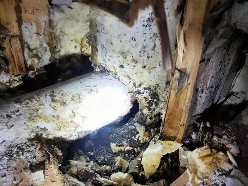 墻內水管漏水維修:第一時間關掉自家的供水閥門，讓漏水帶來的影響盡可能的縮小。需要找到水管漏水的地方，最常使用的方法是水管打壓法。此方法需要將冷熱水管用軟管連接在一起使冷熱水形成一個圈，總閥門關閉，所有出水口只留一個口接上試壓器，其余關閉，這時試壓器的指針讀數(shù)為0。 搖動測壓桿至指針讀數(shù)到0.9-1.0之間，此時的水壓應為正常水壓的3-6倍。然后需要等待一定時間，不同管材需要的時間不一樣，但最少也需要半個小時。此時查看壓力值，如果降幅不超過0.5個壓，就沒有漏水。如果有漏點，壓力就會下降較多。 找到了漏水點，我們就要對漏水的管道進行維修或更換。首先要鑿開對應墻面，此過程中要注意對地板家居的保護。然后清理干凈管道上的殘渣，進行換新，連接好后要用防水膠對管道進行防水處理。