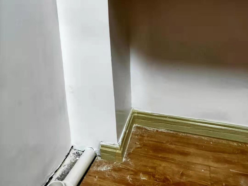 墻內水管漏水維修:第一時間關掉自家的供水閥門，讓漏水帶來的影響盡可能的縮小。需要找到水管漏水的地方，最常使用的方法是水管打壓法。此方法需要將冷熱水管用軟管連接在一起使冷熱水形成一個圈，總閥門關閉，所有出水口只留一個口接上試壓器，其余關閉，這時試壓器的指針讀數(shù)為0。 搖動測壓桿至指針讀數(shù)到0.9-1.0之間，此時的水壓應為正常水壓的3-6倍。然后需要等待一定時間，不同管材需要的時間不一樣，但最少也需要半個小時。此時查看壓力值，如果降幅不超過0.5個壓，就沒有漏水。如果有漏點，壓力就會下降較多。 找到了漏水點，我們就要對漏水的管道進行維修或更換。首先要鑿開對應墻面，此過程中要注意對地板家居的保護。然后清理干凈管道上的殘渣，進行換新，連接好后要用防水膠對管道進行防水處理。