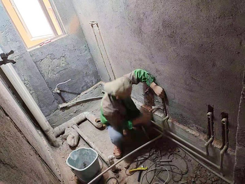 衛(wèi)生間防水貼磚維修：先做墻面防水&rarr;貼墻磚&rarr;再做地面防水2－3遍&rarr;固化期5－7天&rarr;閉水實(shí)驗(yàn)合格&rarr;地面做水泥砂漿保護(hù)層&rarr;貼地磚。都是在地面用水泥砂漿找平一次，等它干透后再做防水。一般的防水施工要做2到3遍，而且防水的順序也是有講究的，比如，要先做完墻面防水再貼墻磚，其次才可以做地面防水，再貼地磚。