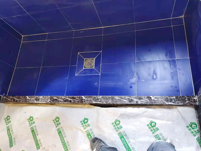 浴缸拆除改造:如果是衛(wèi)生間的墻面是非承重的輕體墻，就要將整個墻面涂滿防水涂料；使用浴缸，與浴缸相鄰的墻面，防水涂料的高度也要比浴缸上沿高出一些。墻面瓷磚要貼滿，可以抵御潮濕的侵蝕，保護墻壁的防水層，同時還容易長久保持整潔與美觀；采用吊頂的家庭要注意吊頂遮擋住的部分也要用瓷磚鋪滿，才能良好地保護整個墻壁。 衛(wèi)生間拆改時，會將原有地磚鑿去，一定要用水泥砂漿將地面找平，然后再做防水處理。這樣可以避免防水涂料因薄厚不均而造成滲漏。衛(wèi)生間墻地面之間的接縫以及上下水管道與地面的接縫處，是最容易出問題的地方，因此在衛(wèi)生間番細膩時要注意接縫處要刷到位，這樣的細節(jié)不容小覷。