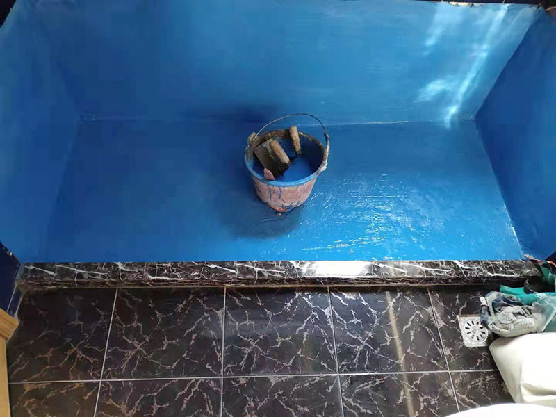 浴缸拆除改造:如果是衛(wèi)生間的墻面是非承重的輕體墻，就要將整個墻面涂滿防水涂料；使用浴缸，與浴缸相鄰的墻面，防水涂料的高度也要比浴缸上沿高出一些。墻面瓷磚要貼滿，可以抵御潮濕的侵蝕，保護墻壁的防水層，同時還容易長久保持整潔與美觀；采用吊頂的家庭要注意吊頂遮擋住的部分也要用瓷磚鋪滿，才能良好地保護整個墻壁。 衛(wèi)生間拆改時，會將原有地磚鑿去，一定要用水泥砂漿將地面找平，然后再做防水處理。這樣可以避免防水涂料因薄厚不均而造成滲漏。衛(wèi)生間墻地面之間的接縫以及上下水管道與地面的接縫處，是最容易出問題的地方，因此在衛(wèi)生間番細膩時要注意接縫處要刷到位，這樣的細節(jié)不容小覷。