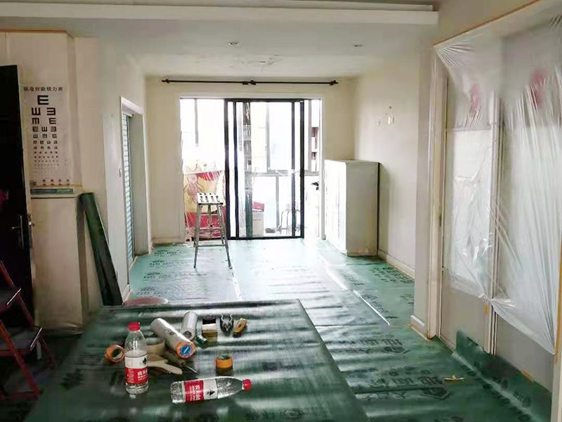 地面家具保護(hù)措施：貼好磚做好清潔，清除地磚表面的細(xì)沙之類的。防止后期走動(dòng)或者其他動(dòng)作刮花地磚表面釉質(zhì)，導(dǎo)致后期地面很花。其他的堅(jiān)硬物也不要留在地磚表面?？梢杂玫孛姹Ｗo(hù)膜把地磚覆蓋了，在上面的各種操作就不會(huì)破壞地磚了。選擇整體都覆蓋，方便工人之后的施工，在裝修完畢后取掉就行。