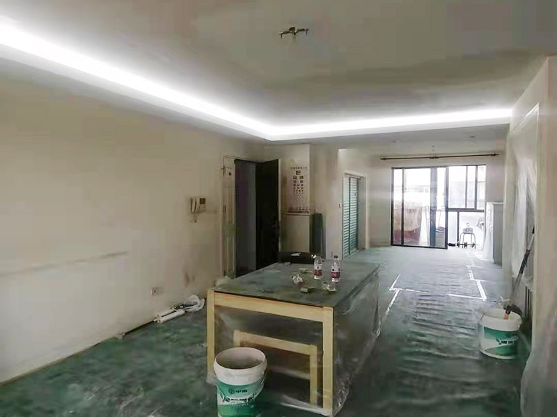 地面家具保護(hù)措施：貼好磚做好清潔，清除地磚表面的細(xì)沙之類的。防止后期走動(dòng)或者其他動(dòng)作刮花地磚表面釉質(zhì)，導(dǎo)致后期地面很花。其他的堅(jiān)硬物也不要留在地磚表面?？梢杂玫孛姹Ｗo(hù)膜把地磚覆蓋了，在上面的各種操作就不會(huì)破壞地磚了。選擇整體都覆蓋，方便工人之后的施工，在裝修完畢后取掉就行。