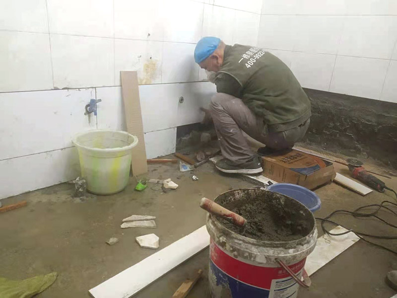 墻磚補瓷磚維修：如果瓷磚破損的地方，是在室內(nèi)空間中間，為了避免以后使用的美觀度，最好重新鋪貼。如果是家具擺放區(qū)域或者室內(nèi)邊角，可以使用陶瓷膠水，打磨填補下。 或者破損的瓷磚，需要將瓷磚的邊緣徹底清除干凈，再嵌入白水泥，使用小錘子將破損的瓷磚輕輕敲掉。如果瓷磚比較貼地面，可以使用刀子來劃分區(qū)域，從中間開始施工，讓依次將瓷磚慢慢修整干凈。