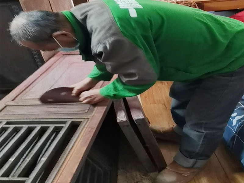 屏風家具打磨翻新：為了保持整件家具的完整性，在拆開時應先觀察結(jié)構(gòu)。仔細觀察完家具的結(jié)構(gòu)后，把每個部件都標做好序號以便翻新后安裝，在家具在拆時要按照組裝時相反的順序拆開。可以使用功率較大的吹風機來清理舊家具上的浮塵及積土，但是一定不能用濕布來擦，沒有看清楚部件本身面目之前就用濕布來擦拭會造成無法預料的傷害。家具去漆一般用細砂紙來輕輕的打磨，較硬的部位可以使用刀刮。注意去漆時原有的精雕部分不能破壞，否則會造成永久的損壞，怎么修補也沒有用。 最后就是對舊家具做漆面，它不是說簡單地刷漆就行，而要盡量保留家具原來的漆面。舊家具的漆膜也是一樣需要打磨的，要想效果好可以用人的來對家具反復摩擦。對于家具漆面的打磨要求不能留有死角、不能留有油污、色澤要均勻一致。