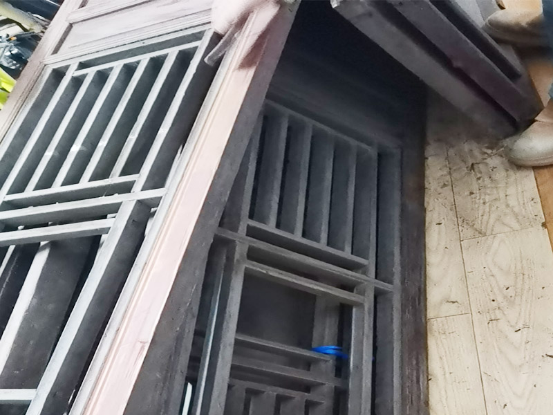 屏風家具打磨翻新：為了保持整件家具的完整性，在拆開時應先觀察結(jié)構(gòu)。仔細觀察完家具的結(jié)構(gòu)后，把每個部件都標做好序號以便翻新后安裝，在家具在拆時要按照組裝時相反的順序拆開?？梢允褂霉β瘦^大的吹風機來清理舊家具上的浮塵及積土，但是一定不能用濕布來擦，沒有看清楚部件本身面目之前就用濕布來擦拭會造成無法預料的傷害。家具去漆一般用細砂紙來輕輕的打磨，較硬的部位可以使用刀刮。注意去漆時原有的精雕部分不能破壞，否則會造成永久的損壞，怎么修補也沒有用。 最后就是對舊家具做漆面，它不是說簡單地刷漆就行，而要盡量保留家具原來的漆面。舊家具的漆膜也是一樣需要打磨的，要想效果好可以用人的來對家具反復摩擦。對于家具漆面的打磨要求不能留有死角、不能留有油污、色澤要均勻一致。