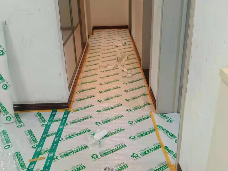 家具成品保護(hù)措施：成品飾面板在安裝好后必須用PE保護(hù)膜覆蓋包起來，所有成品飾面板的陽角位必須用硬質(zhì)紙護(hù)角或泡沫棉進(jìn)行保護(hù)性包裝，防止交被其他施工人員碰撞。固裝家具保護(hù)完后，在正面要貼上醒目的標(biāo)簽，進(jìn)行現(xiàn)場(chǎng)提示。家具木門安裝好后，木門的門框1.5米以下高度一定要用硬質(zhì)紙護(hù)角或泡沫棉進(jìn)行保護(hù)性包裝，門頁用PE保護(hù)膜及泡沫板包起來，防止交被其他施工人員碰撞。