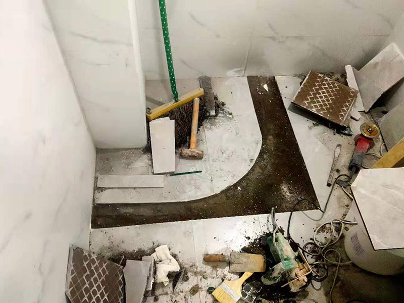 浴室地面擋水條安裝：房屋裝修時(shí)鋪地板磚的過程中會(huì)留出一條槽，水泥砂漿鋪平后放入大理石的擋水條。在鋪地磚的時(shí)候先將擋水條嵌在地磚里面，配套浴簾用的擋水條，安裝時(shí)測量好安裝高度。使浴簾自然下垂，垂進(jìn)擋水條里三厘米左右，是最好的安裝效果且安裝后水不會(huì)外濺。