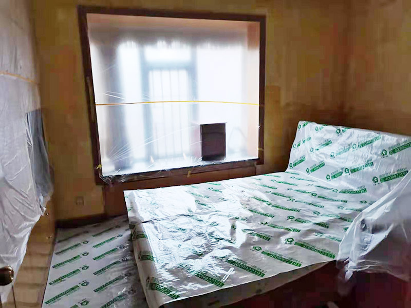 臥室翻新家具保護(hù)方案：在新房裝修及舊房翻新時(shí)粘上遮蔽保護(hù)膜和遮蔽紙，保護(hù)門窗、地板、家具及燈具等等。防止施工時(shí)涂料和油漆刷在以上物體上面，也使施工人員可以大膽、快速的涂刷墻面，不必?fù)?dān)心涂料會(huì)流到地板上造成需花大量人工清潔的現(xiàn)象。可以直接提高施工效率，節(jié)約施工后的清潔工作、節(jié)約人工、提高裝修質(zhì)量。 大件家具家電搬移：在進(jìn)場(chǎng)施工前需要將家具搬移出一定的距離，移到房子中間，并用保護(hù)膜和保護(hù)套對(duì)地板、家具、家電、墻面進(jìn)行保護(hù)，一邊施工，杜絕粘污。 地面保護(hù)：用地膜將需要涂刷房間的地面鋪上地膜，如果靠近踢腳線，地膜附在30厘米遮蔽保護(hù)膜之上，用美紋紙或大膠帶固定。第一層地膜和第二層地膜之間用大膠帶固定，一定要平整無(wú)縫隙。 門、家具：根據(jù)被包裹物體大小選擇遮蔽保護(hù)膜的大小，確保保護(hù)物體四面包裹無(wú)死角，且保護(hù)膜平整。
