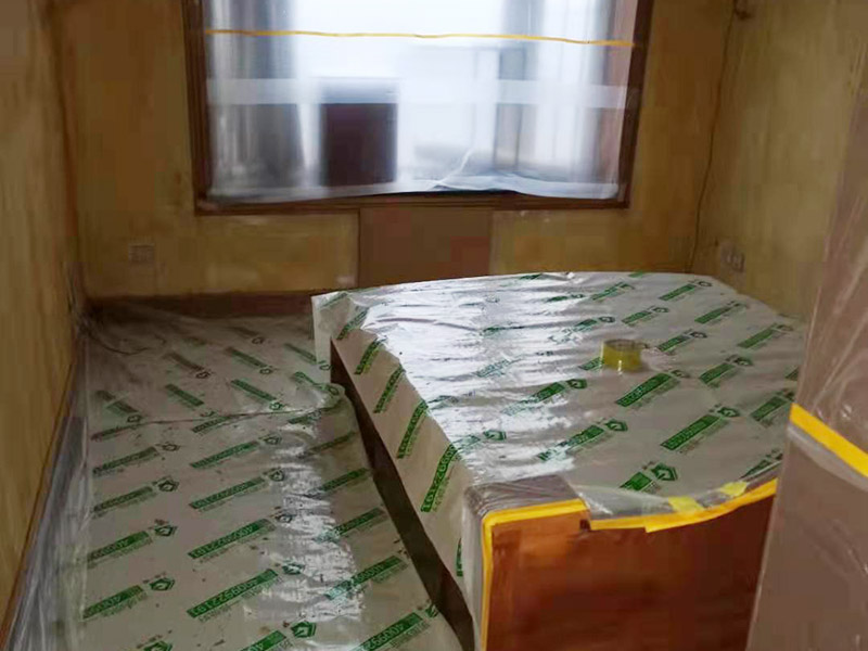 臥室翻新家具保護(hù)方案：在新房裝修及舊房翻新時(shí)粘上遮蔽保護(hù)膜和遮蔽紙，保護(hù)門窗、地板、家具及燈具等等。防止施工時(shí)涂料和油漆刷在以上物體上面，也使施工人員可以大膽、快速的涂刷墻面，不必?fù)?dān)心涂料會(huì)流到地板上造成需花大量人工清潔的現(xiàn)象?？梢灾苯犹岣呤┕ば剩?jié)約施工后的清潔工作、節(jié)約人工、提高裝修質(zhì)量。 大件家具家電搬移：在進(jìn)場(chǎng)施工前需要將家具搬移出一定的距離，移到房子中間，并用保護(hù)膜和保護(hù)套對(duì)地板、家具、家電、墻面進(jìn)行保護(hù)，一邊施工，杜絕粘污。 地面保護(hù)：用地膜將需要涂刷房間的地面鋪上地膜，如果靠近踢腳線，地膜附在30厘米遮蔽保護(hù)膜之上，用美紋紙或大膠帶固定。第一層地膜和第二層地膜之間用大膠帶固定，一定要平整無(wú)縫隙。 門、家具：根據(jù)被包裹物體大小選擇遮蔽保護(hù)膜的大小，確保保護(hù)物體四面包裹無(wú)死角，且保護(hù)膜平整。