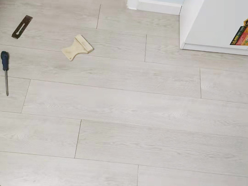 木地板修復(fù)案例：用毛刷清理縫隙中的雜物，并用濕抹布擦拭干凈，保持縫隙所有的面干燥無(wú)灰塵。用美紋紙?zhí)苓叄苊饷芊饽z涂到不需要的地方，且可以保持后續(xù)工作不再麻煩，擠入密封膠，用刀等有平整面的工具刮平，靜置12個(gè)小時(shí)就OK了。