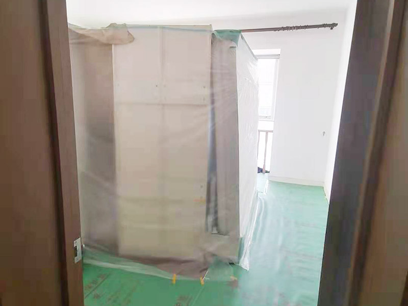 刷漆地面樓梯保護(hù)：踏步板、扶手等經(jīng)常與人接觸的部位相對其他構(gòu)件壽命會較短，因此要定期上專用蠟或地板蠟保護(hù)。防止蟲蛀。在安裝樓梯時，可事先在水泥踏步上撒一些防蟲劑，其次要保持樓梯的干燥，切勿受潮。要經(jīng)常檢查各部件連接部位，防止松動或是被蟲蛀蝕。因為樓梯安裝時，雖然工程師已將它們緊緊連為一體，可隨著溫度與濕度的不斷變化，各構(gòu)件都在發(fā)生著細(xì)微的物理變化。木制樓梯或加以金屬或其他材質(zhì)的構(gòu) 件，通常都會因為塌陷、磨損、蟲蛀或是真菌的侵襲而受損，這些都可以由專業(yè)人員修復(fù)。但更重要的是前期的保養(yǎng)，妥善的保養(yǎng)可以在很大程度上延長樓梯的使用壽命。