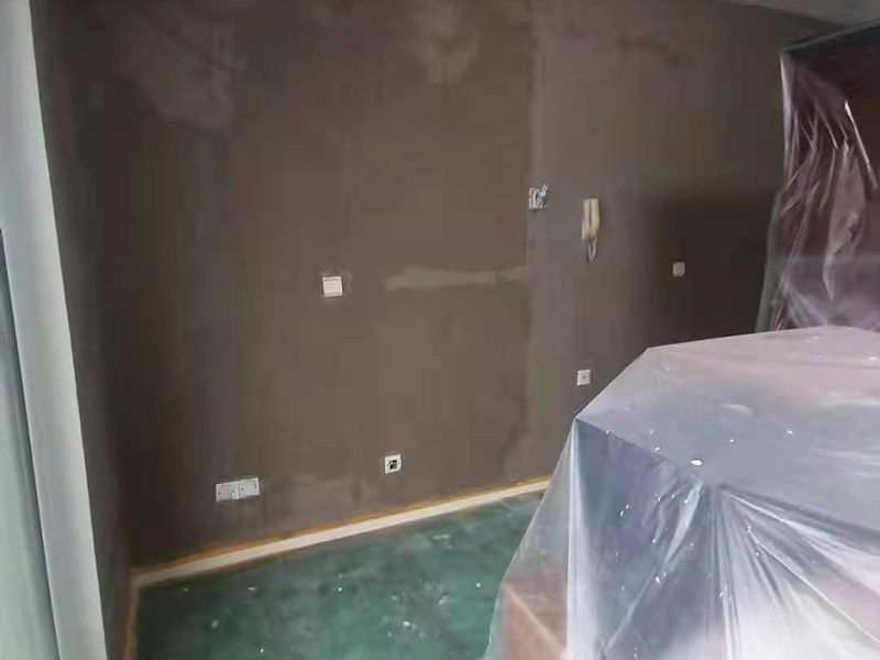 墻面頂面翻新保護(hù)：乳膠漆：目前應(yīng)用最廣，也是可以大面積使用在家里的方式，施工方便，色彩多但一般無法實(shí)現(xiàn)花紋、圖案。水性乳膠漆比較環(huán)保，但不可避免會有一些可揮發(fā)性物質(zhì)。而且目前還沒有任何一款乳膠漆能真正做到耐擦洗。 瓷磚：比較常見于廚衛(wèi)和一些公共大廳的墻面裝修，不怕水、耐用，易清潔。 木板、玻璃、石材等特殊裝飾物：一般用于一些特殊的墻面，主要為打造一些視覺效果，很少大面積使用。