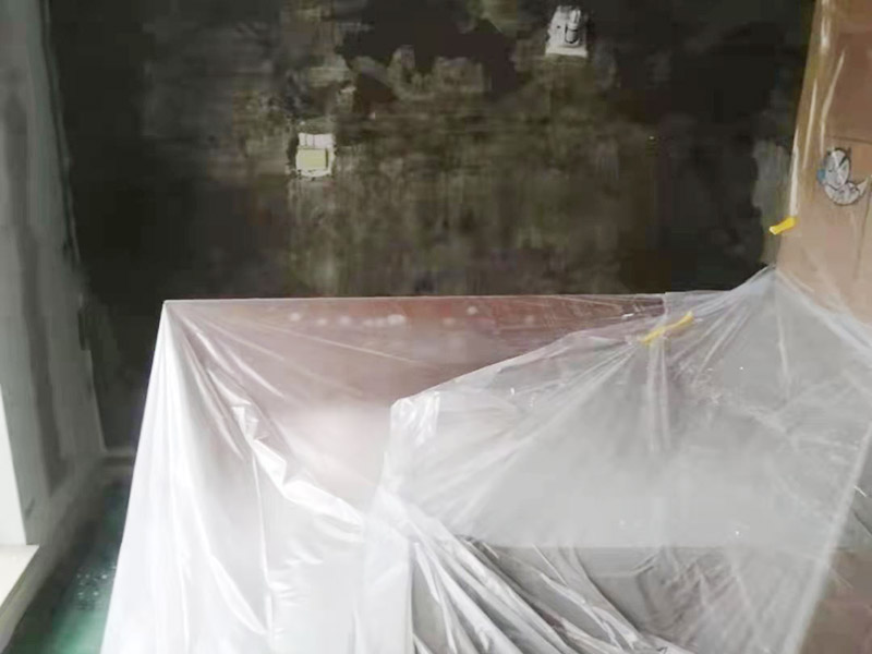 墻面頂面翻新保護(hù)：乳膠漆：目前應(yīng)用最廣，也是可以大面積使用在家里的方式，施工方便，色彩多但一般無法實(shí)現(xiàn)花紋、圖案。水性乳膠漆比較環(huán)保，但不可避免會有一些可揮發(fā)性物質(zhì)。而且目前還沒有任何一款乳膠漆能真正做到耐擦洗。 瓷磚：比較常見于廚衛(wèi)和一些公共大廳的墻面裝修，不怕水、耐用，易清潔。 木板、玻璃、石材等特殊裝飾物：一般用于一些特殊的墻面，主要為打造一些視覺效果，很少大面積使用。