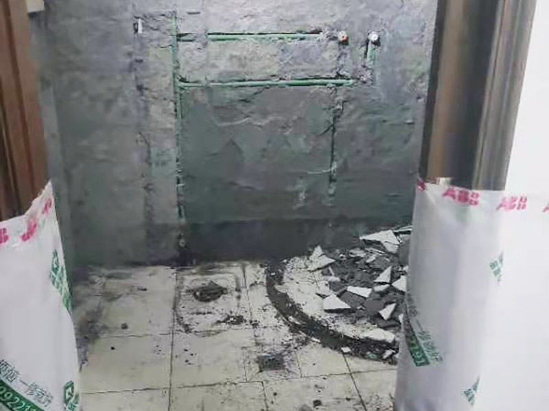 衛(wèi)生間局部改造：衛(wèi)生間改造中水電的改造尤為重要且需要最早開始著手，由于會(huì)涉及到浴霸采暖、燈光的線路走向、水管的入墻等問題，所以在改造之前需制定一個(gè)詳細(xì)的水電走向設(shè)計(jì)。衛(wèi)生間改造中一般都需要做吊頂處理，當(dāng)然，美觀的同時(shí)作為淋浴的場(chǎng)所防水等方面也需要注意。所以在選擇衛(wèi)生間的吊頂材料時(shí)，具備防水、防潮、防腐蝕、耐高溫功能的耐用材料值得購(gòu)買。一般常見的衛(wèi)生間吊頂材料是鋁扣板。