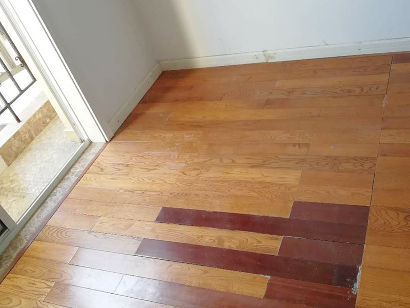 地面清掃打蠟施工：先將地板上所有的污漬徹底清掃干凈，如有膠或黏污時(shí)，可用中性清潔劑與布小心輕輕磨掉。等干凈后，再將水性蠟倒入干凈的干拖把上，將蠟均勻涂布于地板上，即可。上蠟后約需20分鐘左右，讓地板表面自干，等干后才可踩踏于上面可用電風(fēng)扇輔助吹干以縮短時(shí)間，一般經(jīng)驗(yàn)打蠟后約需幾小時(shí)才會(huì)完全干。如有重物要移動(dòng)須等蠟完全干后才能搬動(dòng)，如此即可保地板之光亮。 　