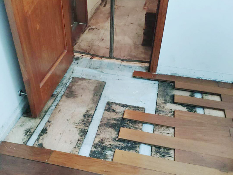 地面清掃打蠟施工：先將地板上所有的污漬徹底清掃干凈，如有膠或黏污時(shí)，可用中性清潔劑與布小心輕輕磨掉。等干凈后，再將水性蠟倒入干凈的干拖把上，將蠟均勻涂布于地板上，即可。上蠟后約需20分鐘左右，讓地板表面自干，等干后才可踩踏于上面可用電風(fēng)扇輔助吹干以縮短時(shí)間，一般經(jīng)驗(yàn)打蠟后約需幾小時(shí)才會(huì)完全干。如有重物要移動(dòng)須等蠟完全干后才能搬動(dòng)，如此即可保地板之光亮。 　