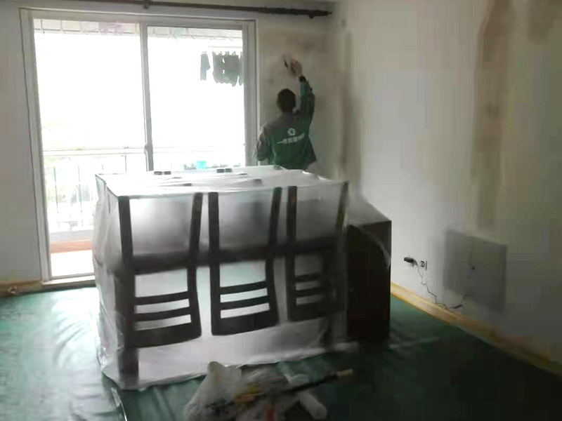 客廳墻面翻新家具保護(hù)：在墻面翻新前，需要先將舊漆面鏟除干凈，之后在進(jìn)行打磨，將墻面的浮沉雜物都清理干凈。如果墻面有凹凸不平的情況，要先用膩子修補(bǔ)，如果墻面出現(xiàn)空鼓的現(xiàn)象，也要將整面的墻皮進(jìn)行鏟除，在做后續(xù)的處理。基層做完后，需要將施工區(qū)域的家具物件移除，避免在翻新過程中，使家具受到損傷。