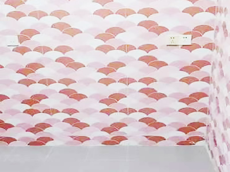 墻磚拆除翻新：衛(wèi)浴用具拆除后可以對墻面瓷磚進(jìn)行拆卸。拆卸一般是從墻體的下方往上方敲，從瓷磚的邊緣往里面敲，還需要根據(jù)拆卸的位置選擇適當(dāng)?shù)那么u力度。敲磚是從墻體下方開始敲，從每塊瓷磚的邊緣開始敲。如果先敲上面的瓷磚，地面堆積瓷磚較多，擋住墻體下面的瓷磚，不利于拆卸。  　　另外，敲磚過程中，要不是對地面的瓷磚進(jìn)行清理，以免瓷磚過多堆積，減慢施工進(jìn)度以及造成施工意外。由于二手房的衛(wèi)浴在之前是做了一次防水的，因此在敲磚時必須注意防水層的處理，與屋主溝通好，防水層是否打掉。