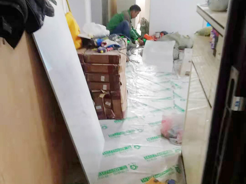 衛(wèi)生間防水裝修案例：清理衛(wèi)生間基層，包括灰塵、沙粒、水泥等，地面找平找坡，墻面若有裂痕、空鼓、缺陷用水泥抹平，保證基層堅(jiān)固平整。衛(wèi)生間陰陽(yáng)角、水管根部應(yīng)避免死角，做成圓弧并順直。漏水概率最大的部位主要是陰陽(yáng)角、水管根部，為了降低漏水風(fēng)險(xiǎn)先將這些部位做一遍防水。第二遍防水與第一遍防水要才有十字交叉的方式，這樣能夠降低漏刷的可能性。防水一般做兩到三遍，每遍厚度控制在0.5mm左右。