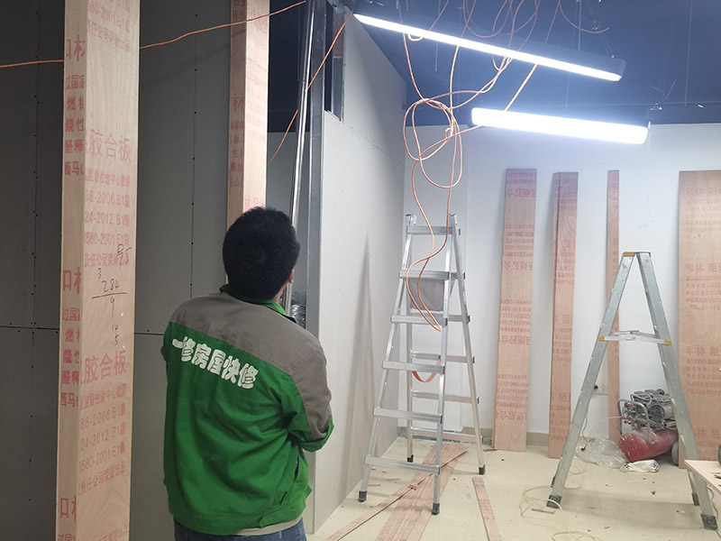 辦公室燈具線管安裝：熟悉圖紙，在施工前必須熟悉施工圖紙，而且最好由監(jiān)理、設(shè)計(jì)師、業(yè)主三方在施工現(xiàn)場核對圖紙，如發(fā)現(xiàn)圖紙中有不符合現(xiàn)場的情況需立刻一起商定更改。 首先，一句施工圖在現(xiàn)場確認(rèn)插座，開關(guān)及各種燈具的位置，并在相應(yīng)位置上做好標(biāo)記。如果沒有特殊要求，插座、開關(guān)應(yīng)按照如下標(biāo)準(zhǔn)安裝