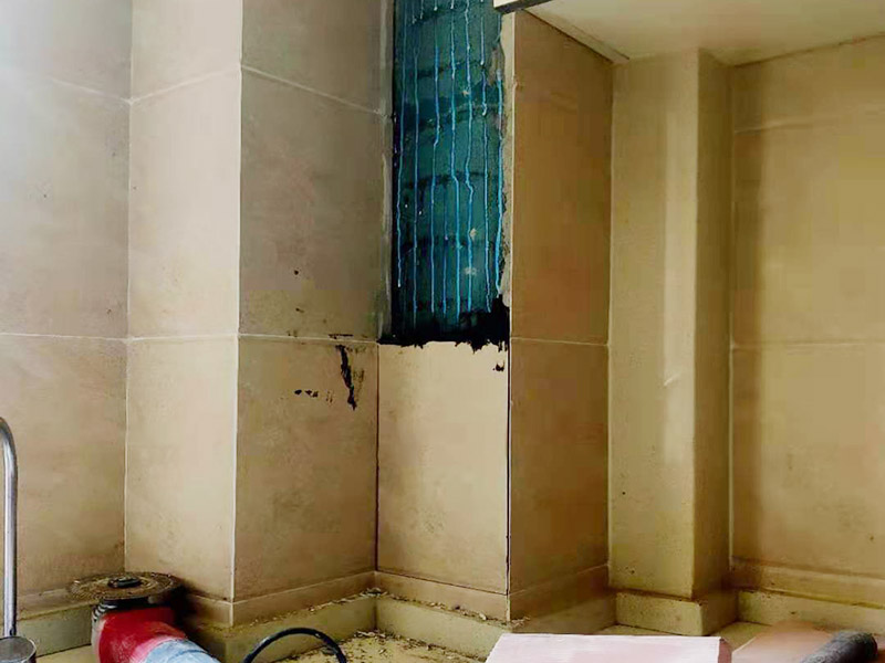 廚房墻磚修復(fù)施工：1、刮除掉需要更換的瓷磚與周圍瓷磚的接縫處的填縫劑； 2、用云石機(jī)沿瓷磚的對角線切開，注意不要到瓷磚的四個角，離角大概有10公分即可； 3、采用錘子，從對角線的中心位置砸開，取掉中心碎裂的瓷磚； 4、采用錘子和撬杠從碎裂中心邊緣部分開始，撬杠適當(dāng)向外傾斜立在磚面，用錘子錘擊撬杠，逐步的從中心往四周敲砸瓷磚，到瓷磚的邊的部分要特別的小心。 5、將砸掉瓷磚瓷磚后的墻地面基層清理干凈，剔除松動的基層； 6、采用水泥砂漿重新粘貼新的瓷磚。