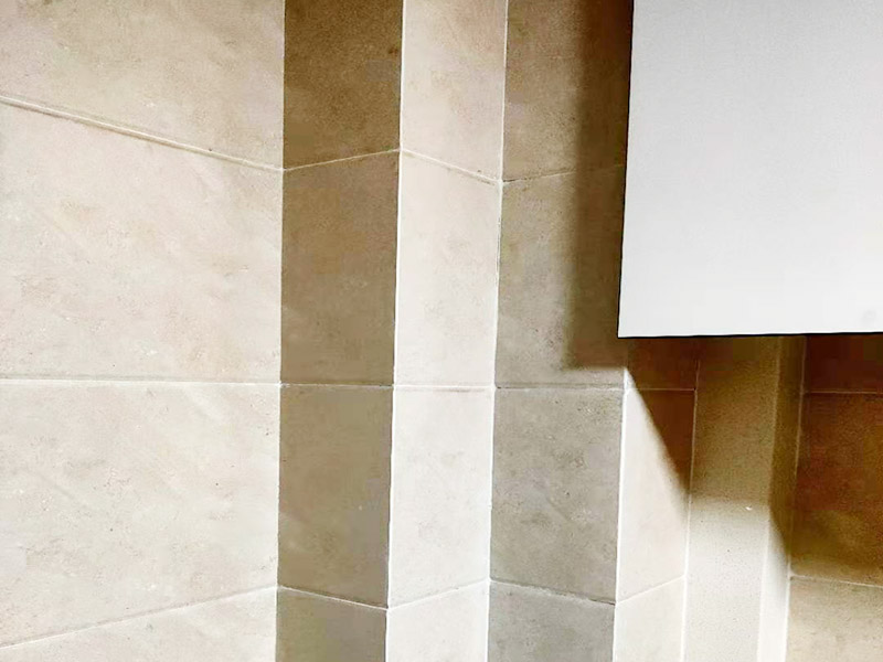 廚房墻磚修復(fù)施工：1、刮除掉需要更換的瓷磚與周圍瓷磚的接縫處的填縫劑； 2、用云石機(jī)沿瓷磚的對角線切開，注意不要到瓷磚的四個角，離角大概有10公分即可； 3、采用錘子，從對角線的中心位置砸開，取掉中心碎裂的瓷磚； 4、采用錘子和撬杠從碎裂中心邊緣部分開始，撬杠適當(dāng)向外傾斜立在磚面，用錘子錘擊撬杠，逐步的從中心往四周敲砸瓷磚，到瓷磚的邊的部分要特別的小心。 5、將砸掉瓷磚瓷磚后的墻地面基層清理干凈，剔除松動的基層； 6、采用水泥砂漿重新粘貼新的瓷磚。