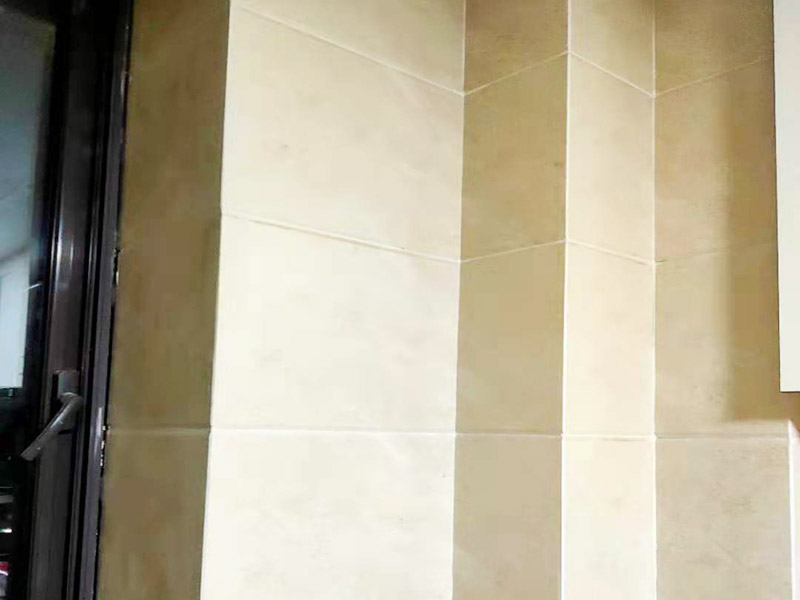 廚房墻磚修復(fù)施工：1、刮除掉需要更換的瓷磚與周圍瓷磚的接縫處的填縫劑； 2、用云石機(jī)沿瓷磚的對角線切開，注意不要到瓷磚的四個角，離角大概有10公分即可； 3、采用錘子，從對角線的中心位置砸開，取掉中心碎裂的瓷磚； 4、采用錘子和撬杠從碎裂中心邊緣部分開始，撬杠適當(dāng)向外傾斜立在磚面，用錘子錘擊撬杠，逐步的從中心往四周敲砸瓷磚，到瓷磚的邊的部分要特別的小心。 5、將砸掉瓷磚瓷磚后的墻地面基層清理干凈，剔除松動的基層； 6、采用水泥砂漿重新粘貼新的瓷磚。