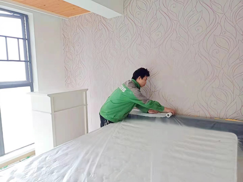 地面家具成品保護(hù)措施:在墻面翻新前，需要先將舊漆面鏟除干凈，之后在進(jìn)行打磨，將墻面的浮沉雜物都清理干凈。如果墻面有凹凸不平的情況，要先用膩?zhàn)有扪a(bǔ)，如果墻面出現(xiàn)空鼓的現(xiàn)象，也要將整面的墻皮進(jìn)行鏟除，在做后續(xù)的處理?；鶎幼鐾旰?，需要將施工區(qū)域的家具物件移除，避免在翻新過程中，使家具受到損傷。