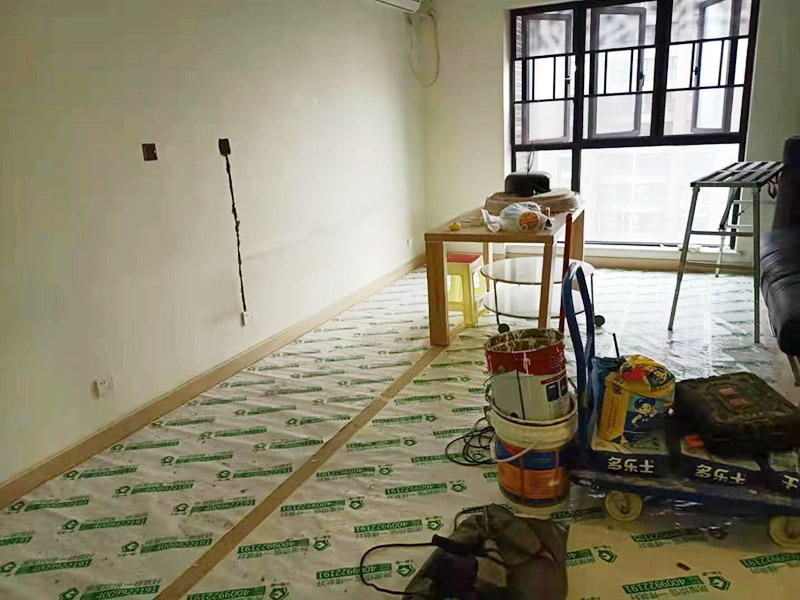 地面家具成品保護(hù)措施:在墻面翻新前，需要先將舊漆面鏟除干凈，之后在進(jìn)行打磨，將墻面的浮沉雜物都清理干凈。如果墻面有凹凸不平的情況，要先用膩?zhàn)有扪a(bǔ)，如果墻面出現(xiàn)空鼓的現(xiàn)象，也要將整面的墻皮進(jìn)行鏟除，在做后續(xù)的處理?；鶎幼鐾旰?，需要將施工區(qū)域的家具物件移除，避免在翻新過程中，使家具受到損傷。